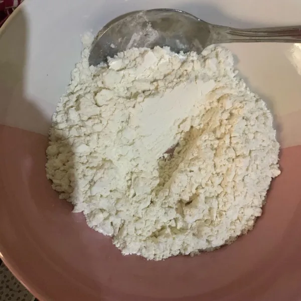 Letakkan tepung di mangkok.