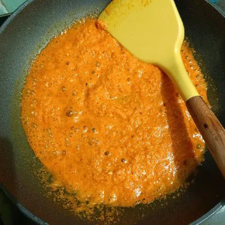 Tumis bumbu halus hingga harum.