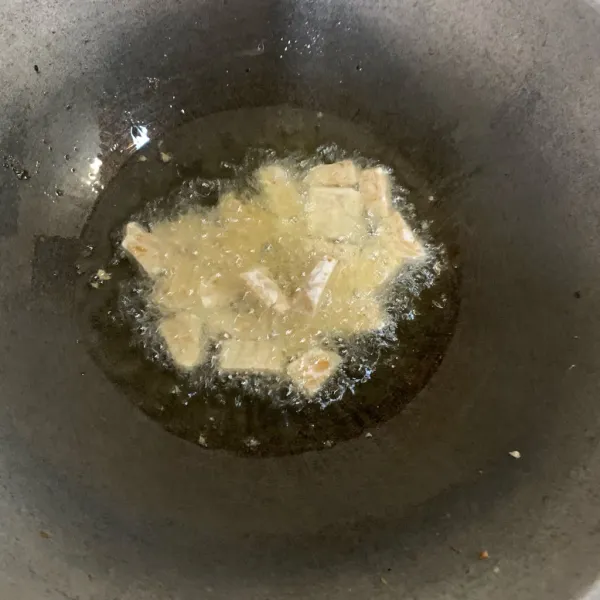 Goreng tempe hingga kering, sisihkan.