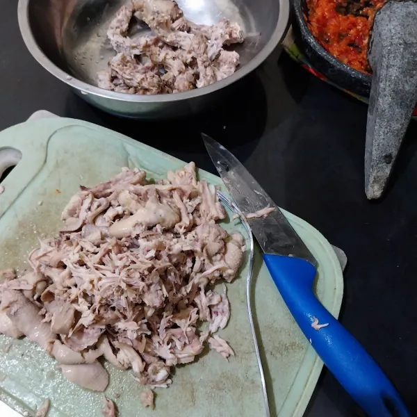 Suwir-suwir leher ayam, ambil kulit dan dagingnya saja. Tulangnya tidak dipakai.