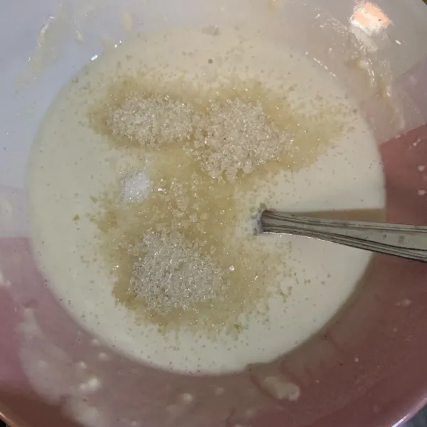 Beri gula, garam, dan vanili bubuk.