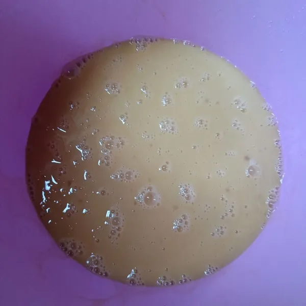 Pecahkan telur dan kocok lepas.