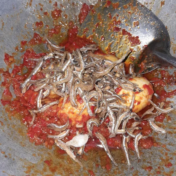Setelah cabe dingin, masukkan ikan teri dan telur. Kemudian, aduk rata. Siap disajikan!