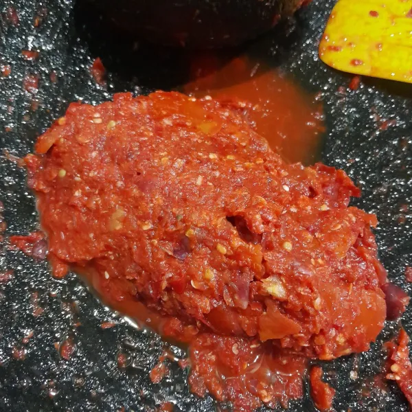 Giling halus cabe merah, garam, tomat, dan bawang merah.