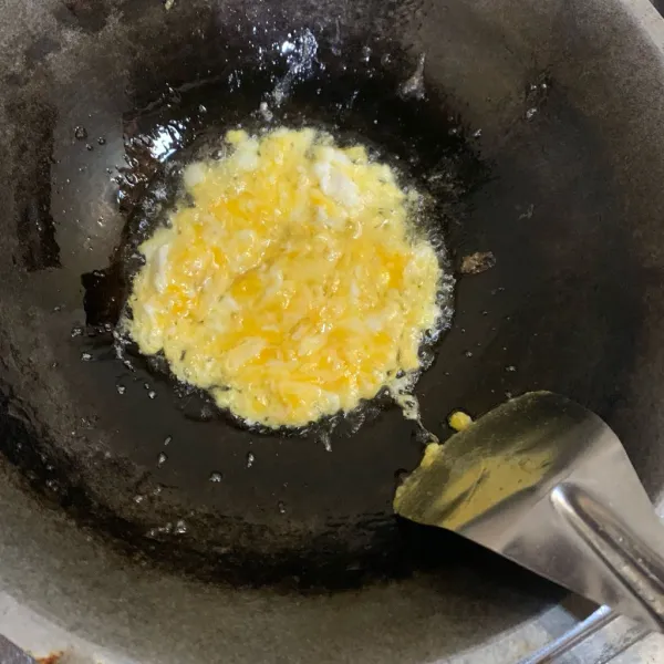 Orek telur, lalu sisihkan.