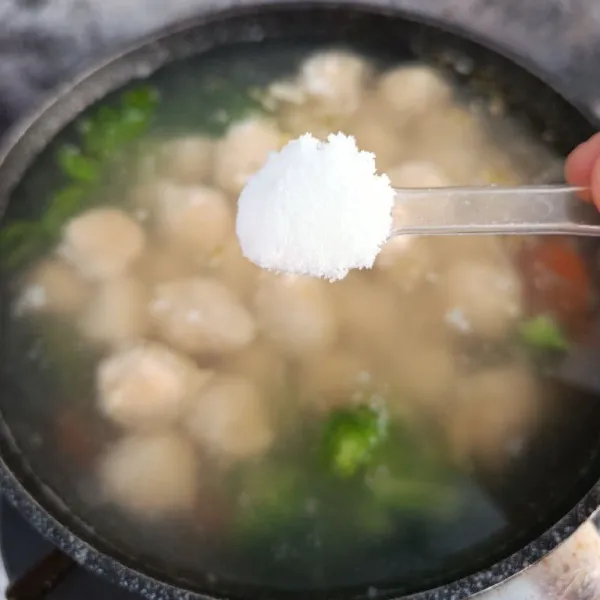 Bumbui dengan bahan penyedap, koreksi rasa. Setelah matang, taburi dengan irisan daun bawang.