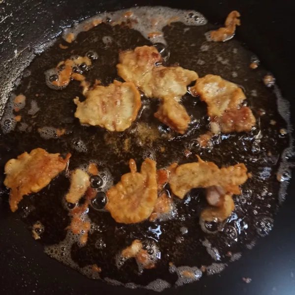 Goreng hingga kering, kemudian angkat dan sisihkan.