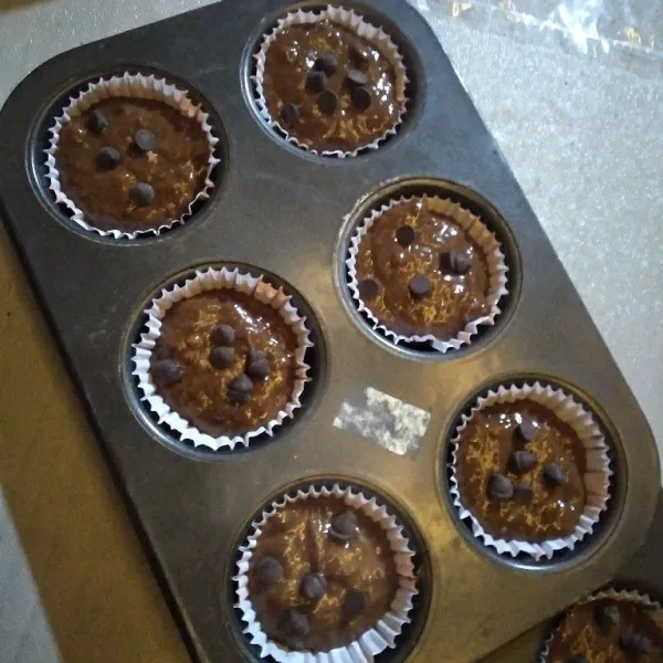 Tuang adonan ke dalam cetakan muffin yang sudah dialasi paper cup.