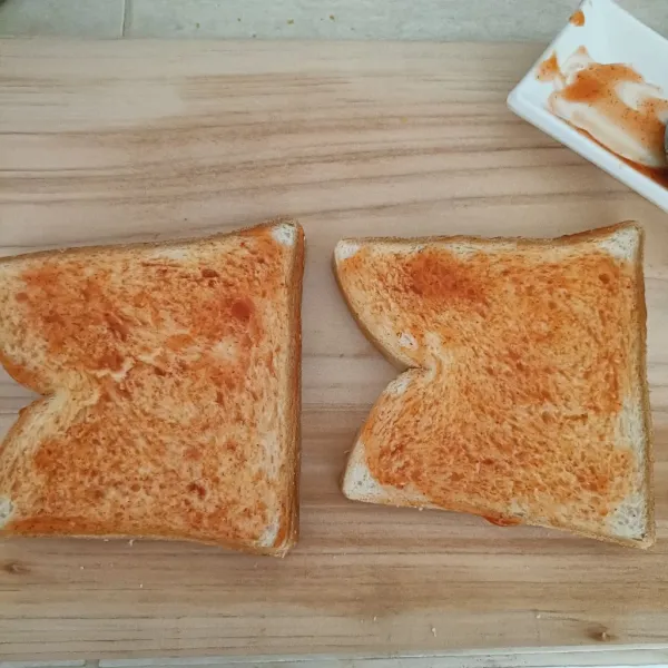 Olesi roti tawar dengan saos sambal.