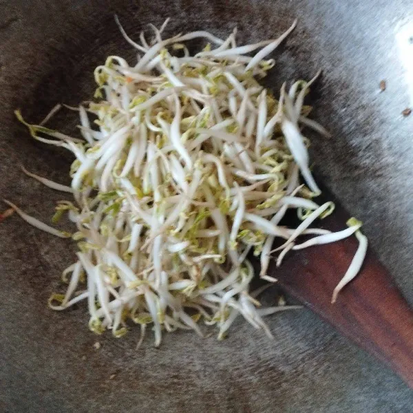 Masukkan kecambah, kemudian aduk rata.