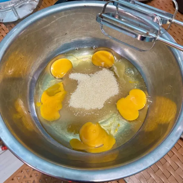 Siapkan baskom, mixer 4 butir telur bersama gula pasir, vanilla extract, dan SP.
