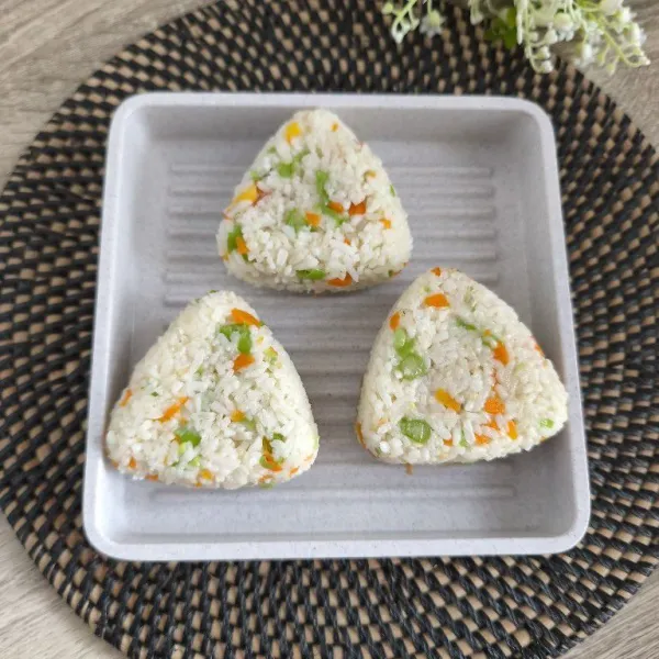 Onigiri sayur isi ayam siap dihidangkan, selamat mencoba!