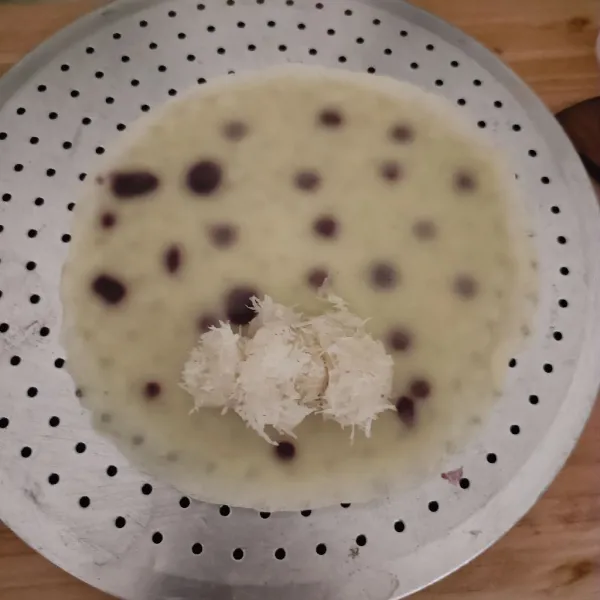 Letakkan unti kelapa di pinggir.