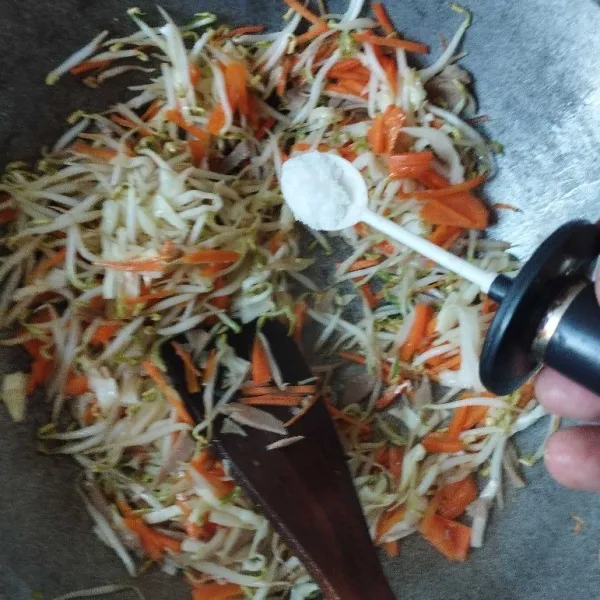 Beri bumbu garam, gula, dan kaldu bubuk. Kemudian, tes rasa. Sisihkan.