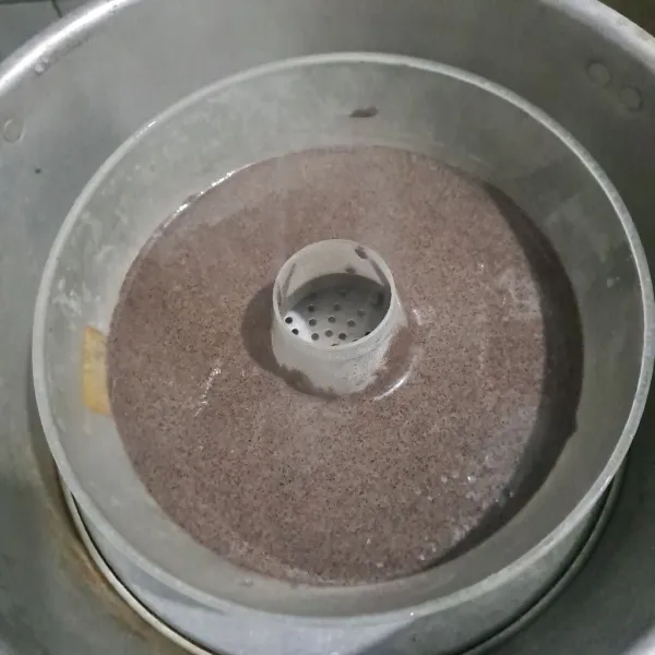 Tuang adonan setengah loyang, lalu kukus selama 15 menit.