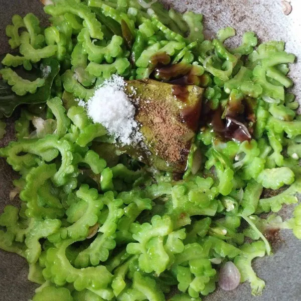 Tambahkan bumbu garam, gula, kaldu bubuk, dan saos tiram. Kemudian, tuang air.