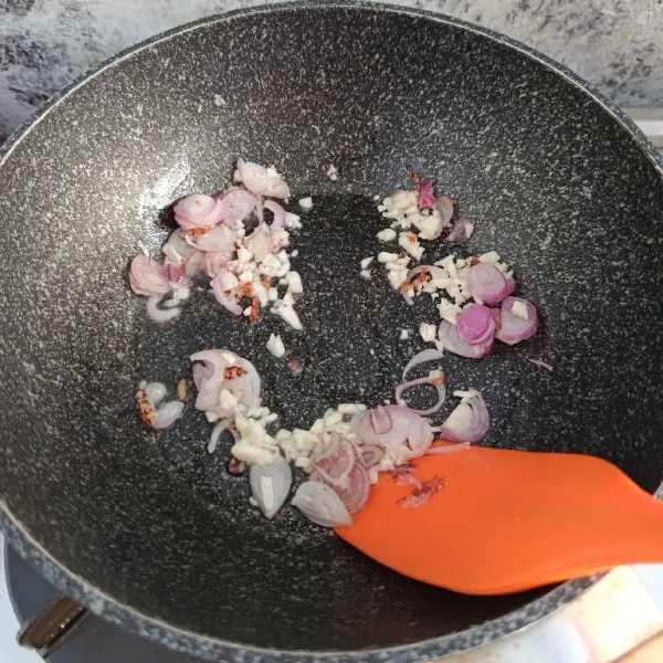 Panaskan minyak, tumis bawang merah, bawang putih, dan pala serut hingga harum dan layu.
