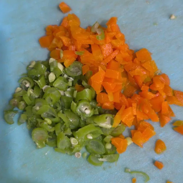 Rebus sayur sampai empuk, lalu cincang halus.