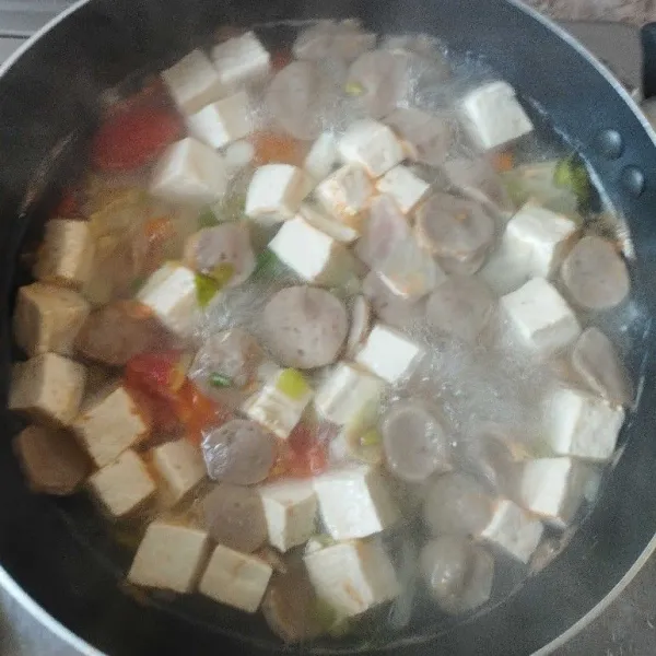 Masak hingga makaroni mekar dan bumbu meresap. Tes rasa dan sajikan dengan taburan bawang goreng!