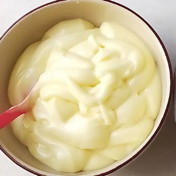 Untuk white sauce, campurkan semua bahan. Kemudian, aduk hingga rata.