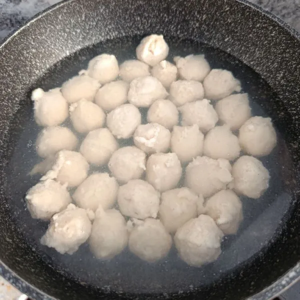 Didihkan air, kemudian kecilkan api. Cetak bulat bakso, rebus hingga matang, lalu tiriskan.