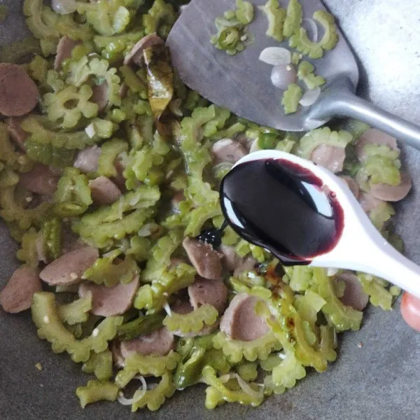 Tambahkan dengan kecap manis.