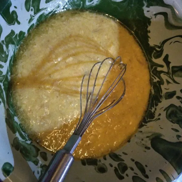 Aduk adonan sehingga adonan tercampur rata.