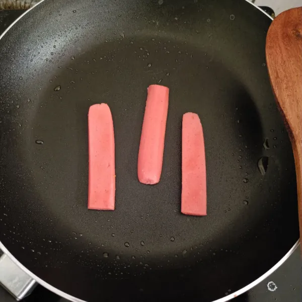 Panggang sosis dengan sedikit margarin.