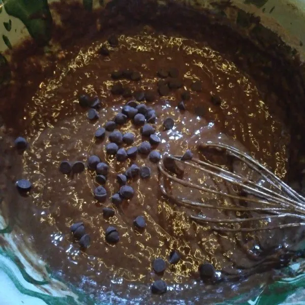 Tuang susu UHT dan chocochips, aduk rata.