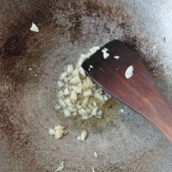 Tumis bawang putih hingga harum.