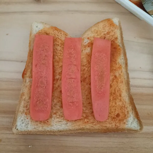 Lalu, beri sosis di atasnya.