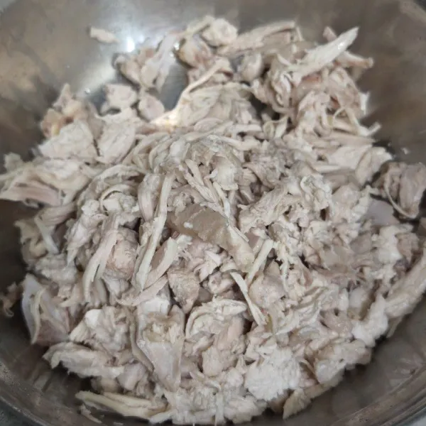 Rebus ayam, lalu suwir-suwir.