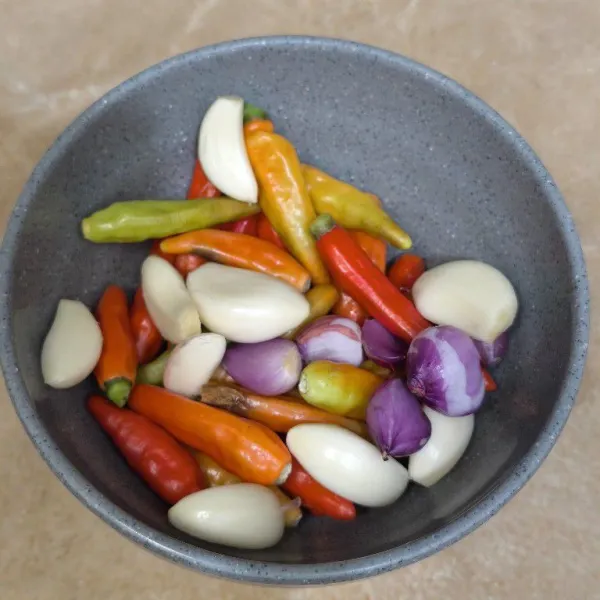 Siapkan bumbu, lalu blender sampai halus.