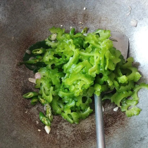 Masukkan irisan pare, aduk rata.