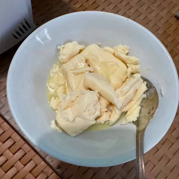 Campur keju oles dan kental manis, aduk merata, kemudian masukkan ke dalam piping bag.