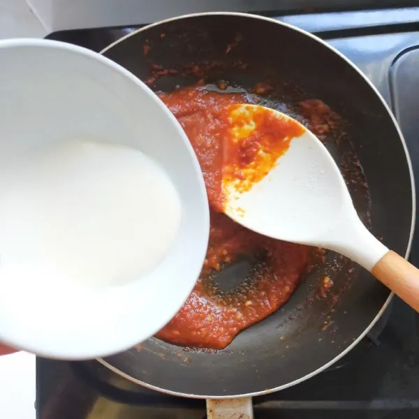 Untuk hot sauce, sangrai bawang bombay, bawang putih, dan cabai merah hingga kering. Blender bersama cabai kering dan cuka hingga halus, masak hot sauce. Tambahkan air, garam, dan terigu yang sudah dicairkan. Masak hingga sauce mengental.