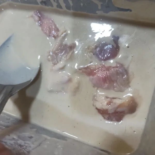 Masukkan ayam fillet, lalu celupkan.