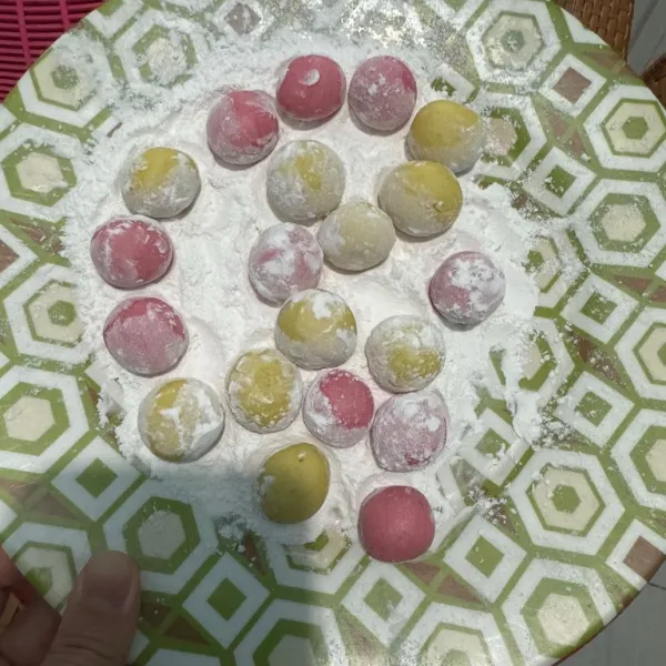 Bulatkan adonan, lalu baluri tepung maizena. Sajikan!