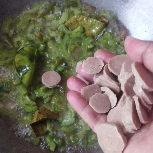 Masukkan irisan bakso, aduk rata.