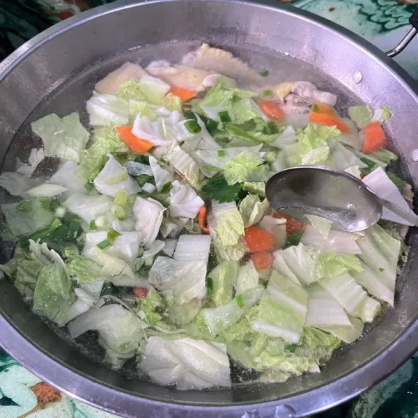 Masukkan semua sayuran, aduk lalu masak hingga sayur matang.