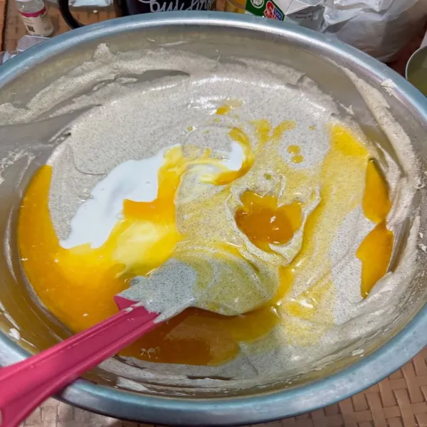 Tuang margarin yang sudah dilelehkan serta santan, aduk sampai tercampur rata.