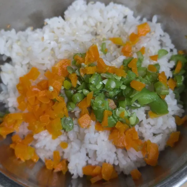 Masukkan sayuran, kemudian aduk rata.