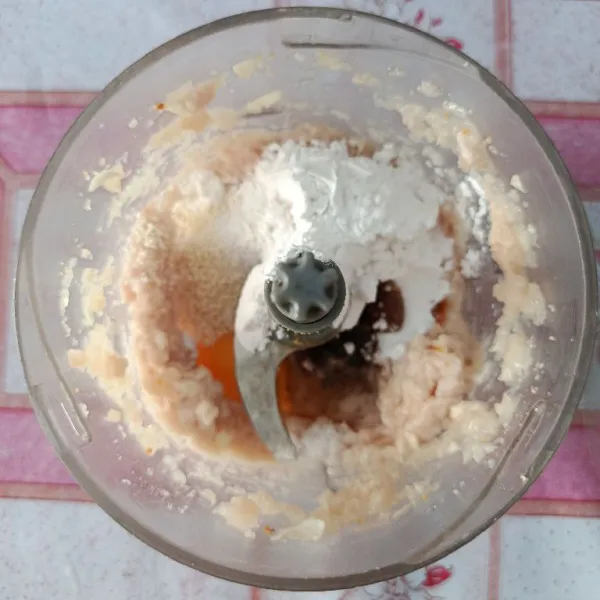 Tambahkan tepung tapioka, telur, garam, merica bubuk, kaldu jamur, saos tiram, dan minyak wijen. Kemudian, aduk rata kembali.