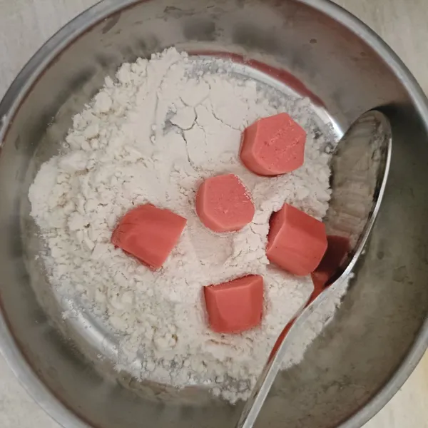 Gulingkan sosis ke tepung kering.