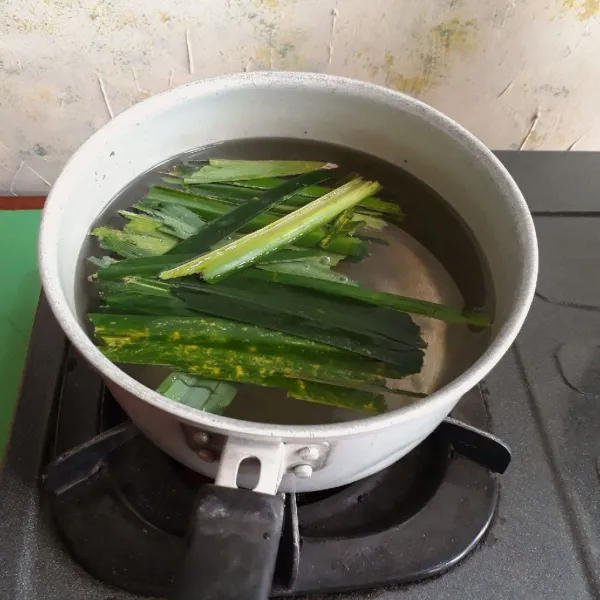 Rebus air dan pandan hingga mendidih.