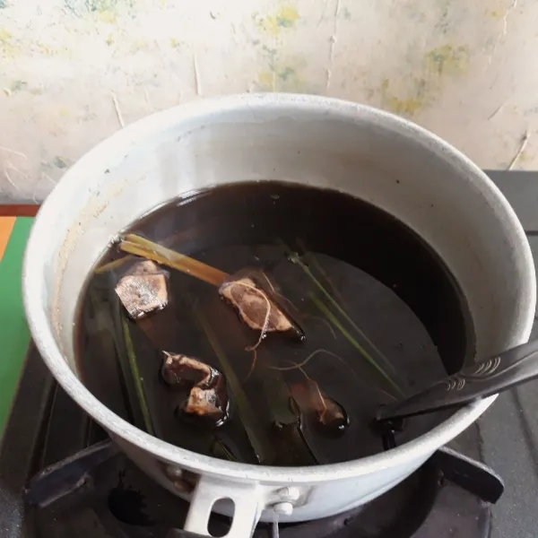 Diamkan hingga dingin dan saring. Rendam biji selasih dengan air panas hingga mengembang, kemudian tiriskan.