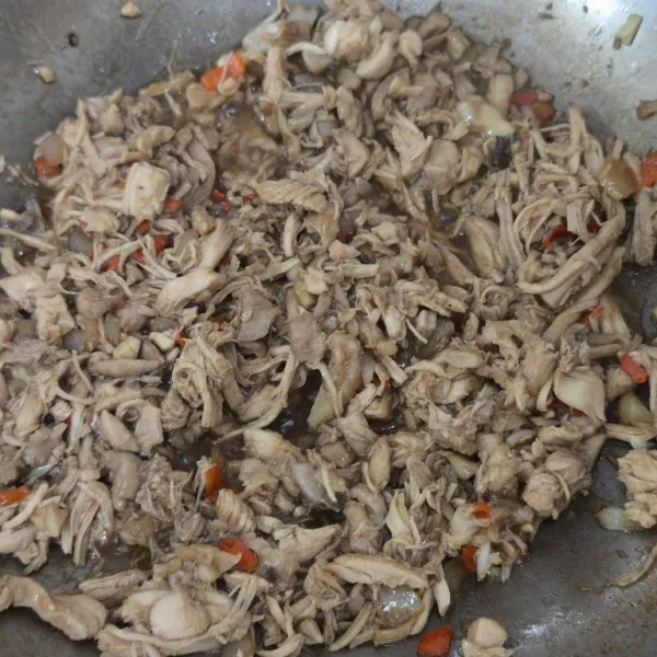 Masak sampai kuah menyusut, lalu angkat.