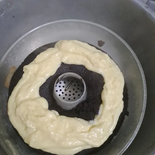 Masukkan isian ke dalam loyang.