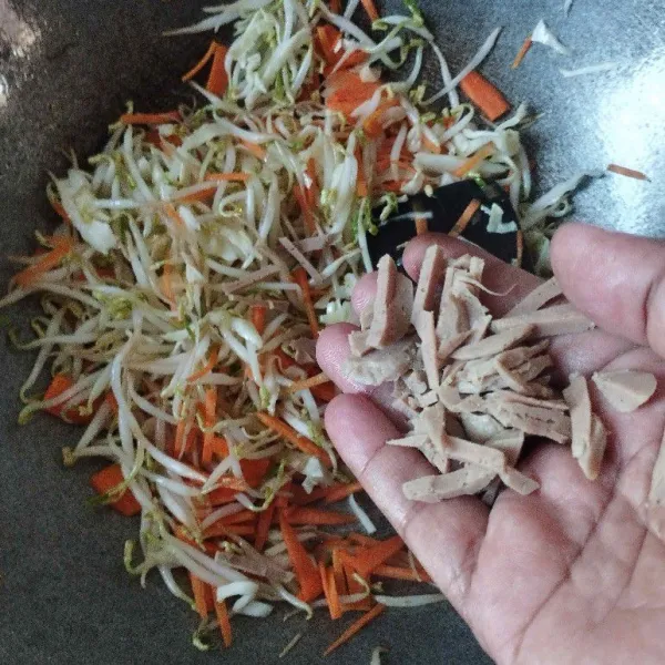 Masukkan irisan bakso, aduk kembali.