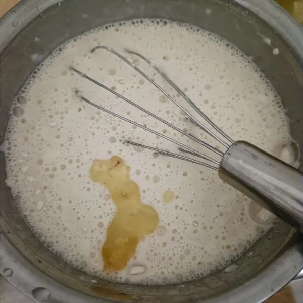 Campur tepung terigu, tapioka, garam, vanili, air, dan minyak goreng.